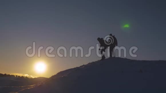 从雪山上下来的男子剪影在冬日的夕阳中寻找冒险概念视频的预览图