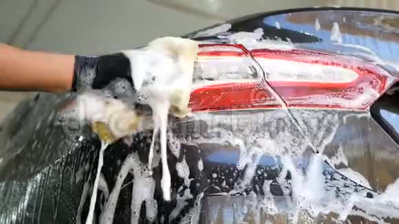 男手用泡沫海绵洗车大灯底部视图视频的预览图