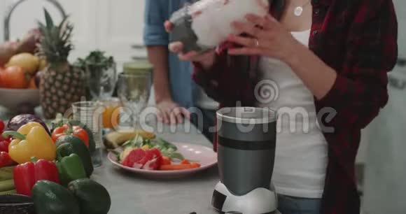 令人惊奇的冰沙在早晨准备一个年轻的家庭一起在厨房他们有一张满桌的蔬菜视频的预览图