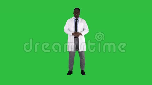 美国黑人医生在绿色屏幕上与摄像机交谈Chroma键视频的预览图