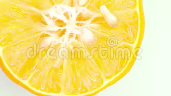 新鲜的橙色切片旋切橙果的特写视频的预览图