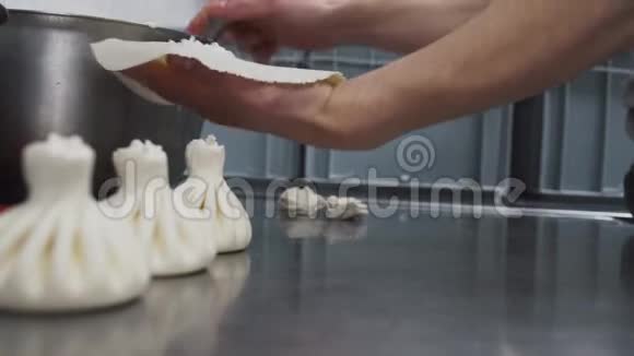 厨师的手用家庭干酪做卡其卡利格鲁吉亚美食现代餐厅的食品准备视频的预览图