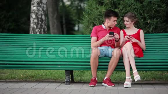 年轻人在户外使用手机在街上看照片上网玩游戏人们通过视频的预览图