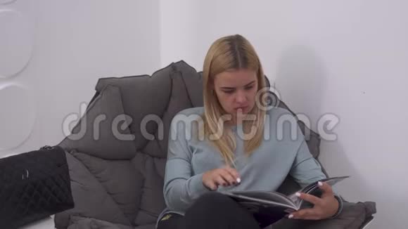 漂亮的女孩在椅子上竖起大拇指视频的预览图