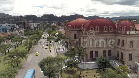 厄瓜多尔昆卡2017年10月19日历史高中的Flyby视频的预览图