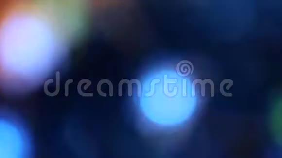 彩色模糊的节日灯光在黑色的背景上移动视频的预览图