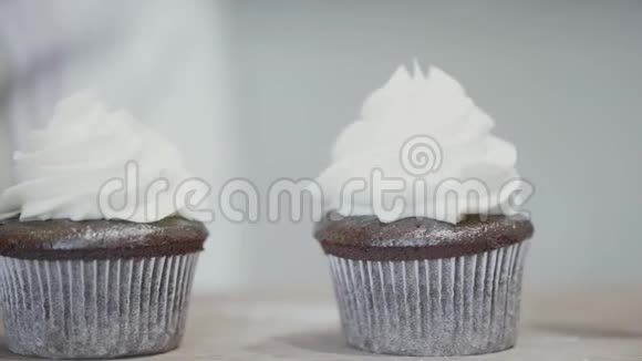 带有白色糖霜的纸杯蛋糕装饰视频的预览图