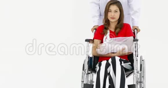 手臂折断的美丽的亚洲女人带着手臂吊带视频的预览图