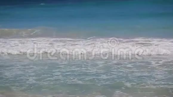 只有碧绿色海洋上的海浪视频的预览图