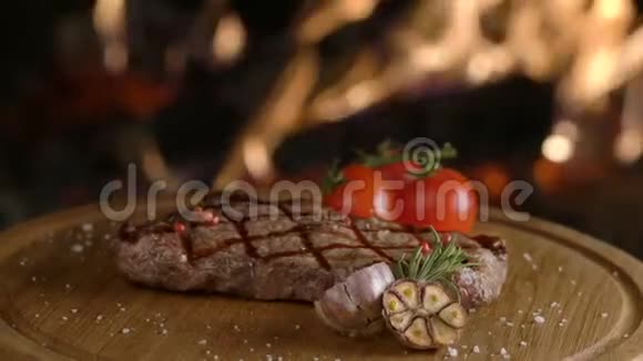 壁炉背景木板上旋转烤牛排视频的预览图
