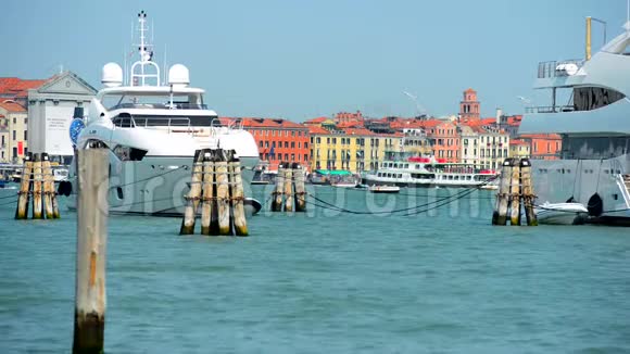 威尼斯运河观光船和游艇威尼斯意大利欧洲视频的预览图