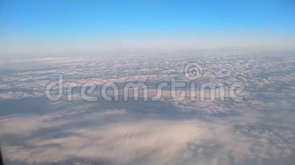 飞机舷窗上的云视频的预览图