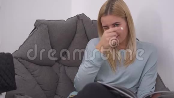 漂亮的女孩在椅子上竖起大拇指视频的预览图