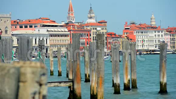 夏季炎热的威尼斯运河和海港视频的预览图