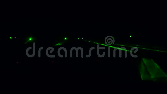 音乐会灯在明亮的舞台灯与绿色激光射线视频的预览图