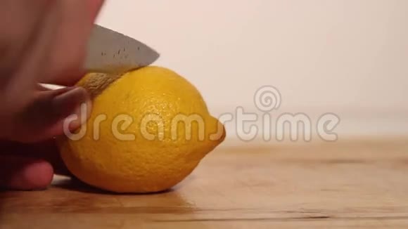 切一个柠檬视频的预览图