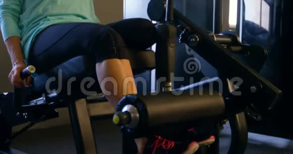 4k旋卷机锻炼的老年妇女视频的预览图