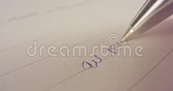 在纸上写法语单词的笔尖滑动宏观镜头视频的预览图