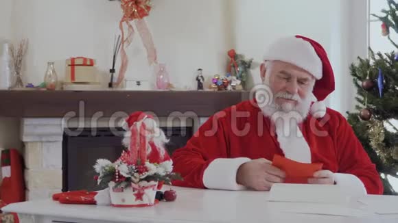 圣诞老人读孩子们的祝福信视频的预览图