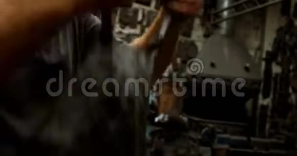 铁匠在4k车间穿围裙视频的预览图