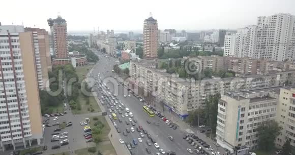 空中观景城市交通道路的无人机镜头基辅市视频的预览图