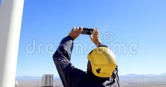 男工程师用手机拍照4k视频的预览图