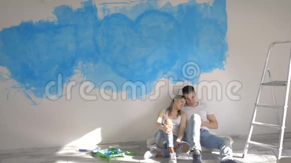 一对夫妇谈论彩绘墙背景的室内设计视频的预览图