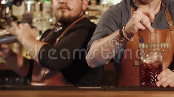 酒吧老板在咖啡馆里做鸡尾酒视频的预览图
