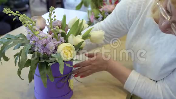 成熟的女人看着卡片盒里面的植物成分视频的预览图