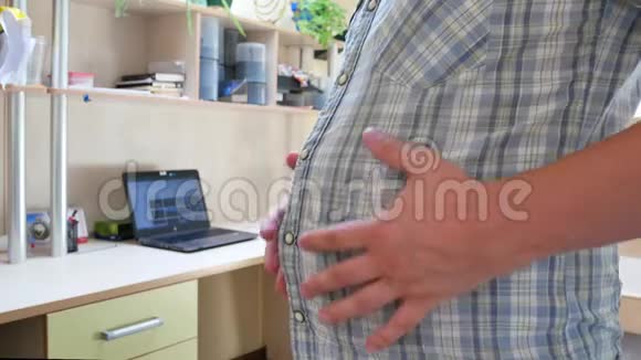 白种人年轻人在办公室触摸和检查脂肪腹部视频的预览图