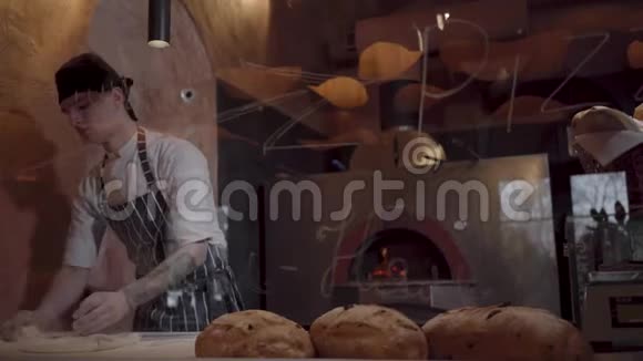 专业厨师在餐厅的厨房里旋转和投掷披萨面团视频的预览图