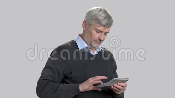 自信的成熟男人使用电子计算器视频的预览图