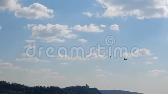 两架直升机飞越湖面视频的预览图