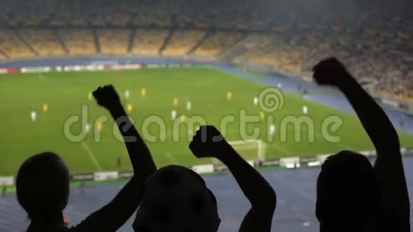 一群球迷在拥挤的体育场支持他们最喜欢的足球队视频的预览图