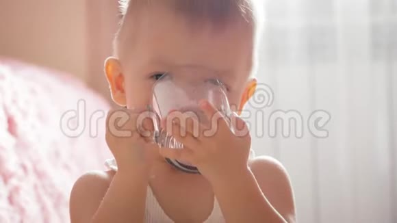 快乐的小男孩在家喝玻璃水关门视频的预览图