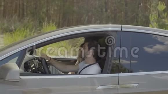 年轻的情侣谈论着坐在车里视频的预览图