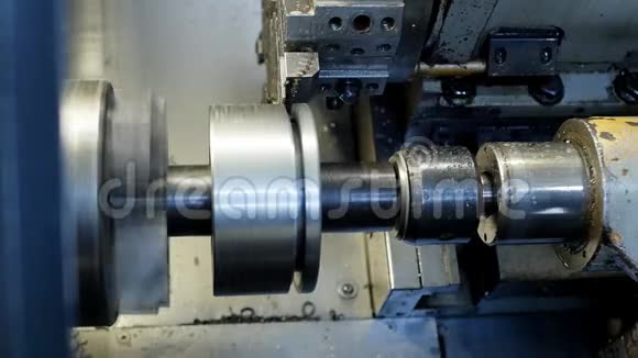 现代金属车床加工金属零件自动机床工业金属加工视频的预览图