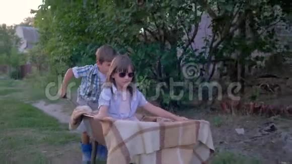 暑假期间农村儿童玩手推车在农村玩得很开心视频的预览图