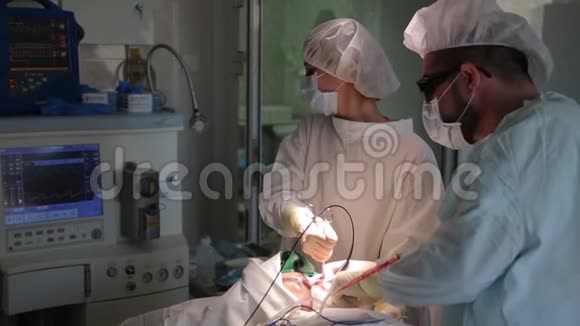 一组外科医生切除了肿瘤光动力疗法医疗技术视频的预览图