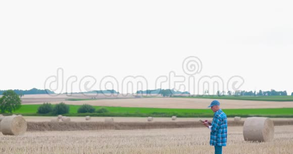 计算机分析农场作物的农民视频的预览图