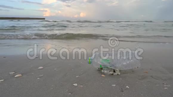 海滩海洋自然概念和环境保护上的塑料废物视频的预览图