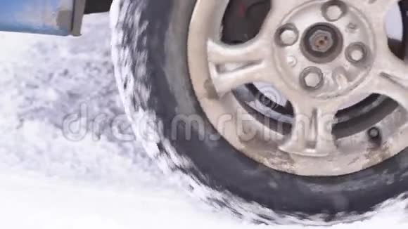 车轮在雪地里打滑视频的预览图