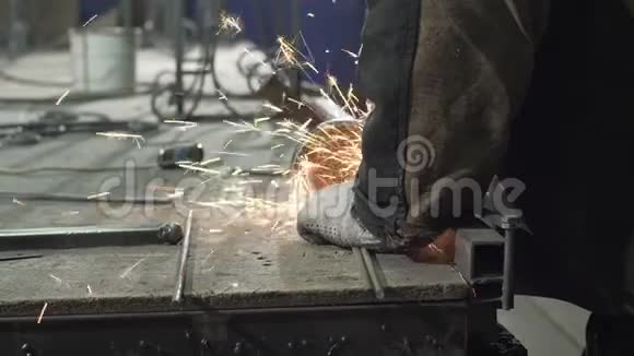 铁匠穿着防护服和手套锯掉铁棒视频的预览图