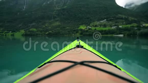 皮划艇主题视频湖边皮艇视频的预览图