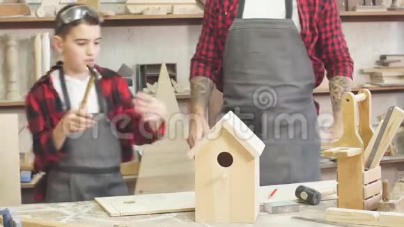 儿童木工课和创意概念视频的预览图