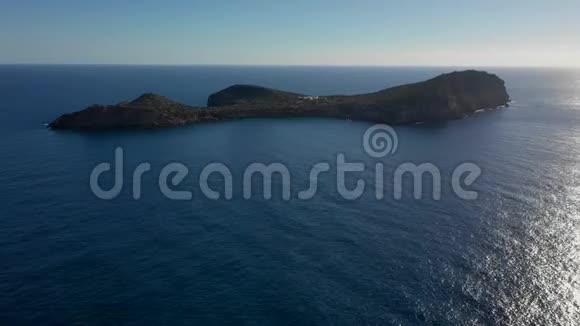 鸟瞰Tagomago岛地中海的伊比沙岛和巴利阿里群岛视频的预览图