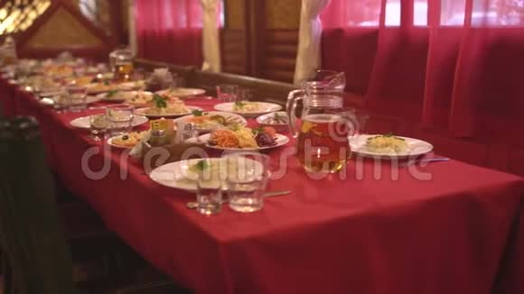 在餐馆里准备好的餐桌用来庆祝一个庆典一个开胃菜视频的预览图