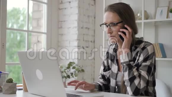 年轻的企业主妇女在家里的办公室里用笔记本电脑工作会说话视频的预览图