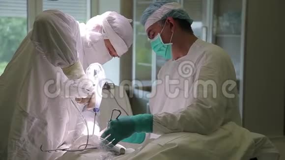 医院的外科组使用外科器械进行肿瘤手术视频的预览图