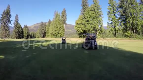 4k高尔夫球场上乘坐高尔夫球车的人视频的预览图